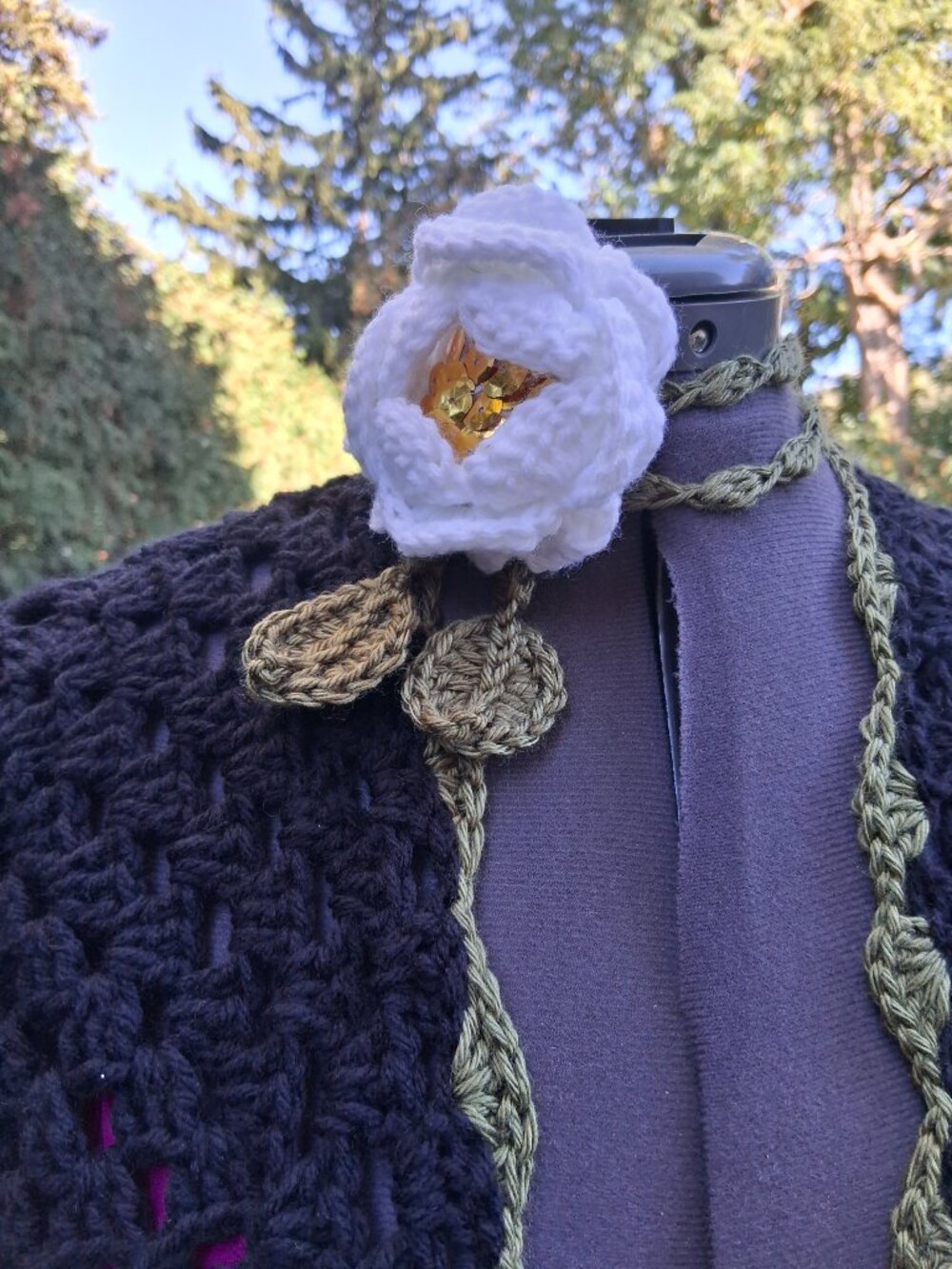 Black Granny Square Fringe with White Roses Sweater and Rose Wrap Necklace L.XL - Picture 6 of 12